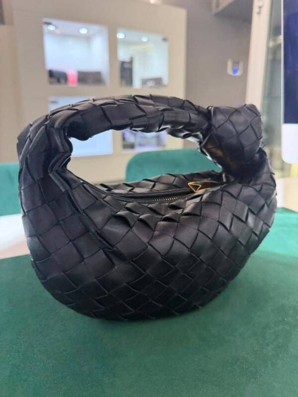 Bottega Veneta Jodie Nera in Pelle Intrecciata con Hardware Dorato