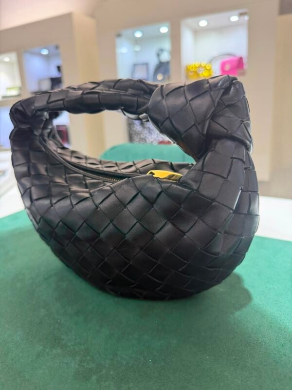 Bottega Veneta Jodie Nera in Pelle Intrecciata con Hardware Dorato