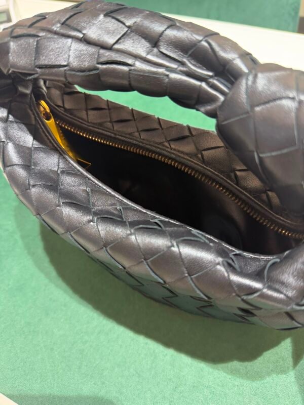 Bottega Veneta Jodie Nera in Pelle Intrecciata con Hardware Dorato