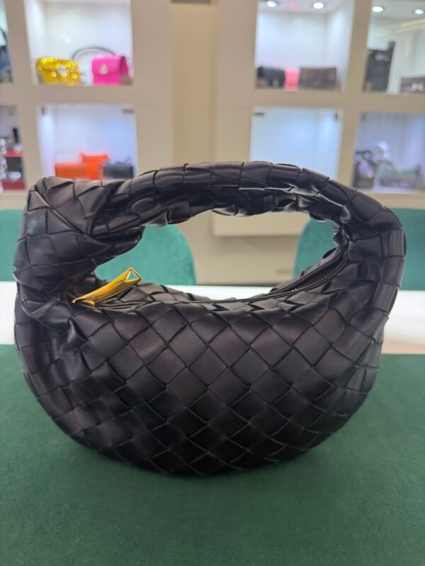 Bottega Veneta Jodie Nera in Pelle Intrecciata con Hardware Dorato