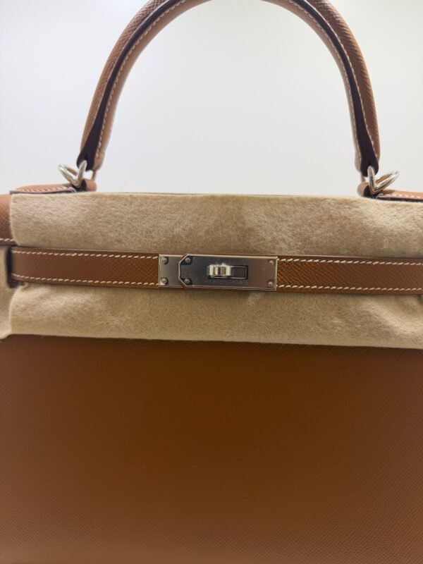WhatsApp Image 2026-09-10 at 15.27.32 (1) Hermès Kelly 28 sellier veau pellame epsom NUOVA 2026 seriale G color gold hardware palladio full set