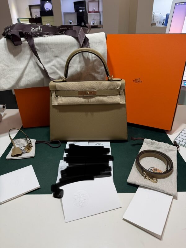 Hermès Kelly 28 sellier veau pellame epsom NUOVA 2026 seriale G color poussier hardware Permabrass full set