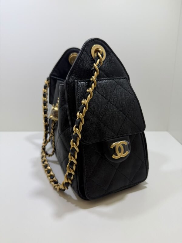 WhatsApp Image 2026-09-12 at 21.19.22 (1) CHANEL 25 Mini – Pelle Martellata Nera – Hardware Gold Marca: CHANEL