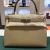 Hermès Kelly 28 sellier veau pellame epsom NUOVA 2026 seriale G color poussier hardware Permabrass full set con scatola Dustbug e scontrini fiscali.
