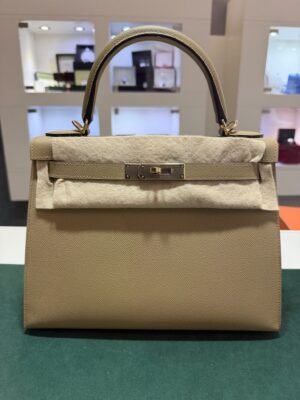Hermès Kelly 28 sellier veau pellame epsom NUOVA 2026 seriale G color poussier hardware Permabrass full set con scatola Dustbug e scontrini fiscali.
