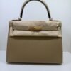 Hermès Kelly 28 sellier veau pellame epsom NUOVA 2026 seriale G color poussier hardware Permabrass full set con scatola Dustbug e scontrini fiscali.