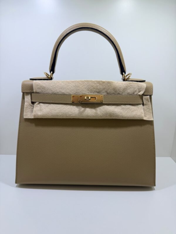 Hermès Kelly 28 sellier veau pellame epsom NUOVA 2026 seriale G color poussier hardware Permabrass full set con scatola Dustbug e scontrini fiscali.