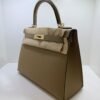 Hermès Kelly 28 sellier veau pellame epsom NUOVA 2026 seriale G color poussier hardware Permabrass full set con scatola Dustbug e scontrini fiscali.