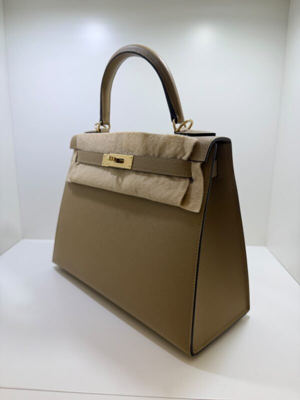 Hermès Kelly 28 sellier veau pellame epsom NUOVA 2026 seriale G color poussier hardware Permabrass full set con scatola Dustbug e scontrini fiscali.