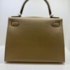 Hermès Kelly 28 sellier veau pellame epsom NUOVA 2026 seriale G color poussier hardware Permabrass full set con scatola Dustbug e scontrini fiscali.