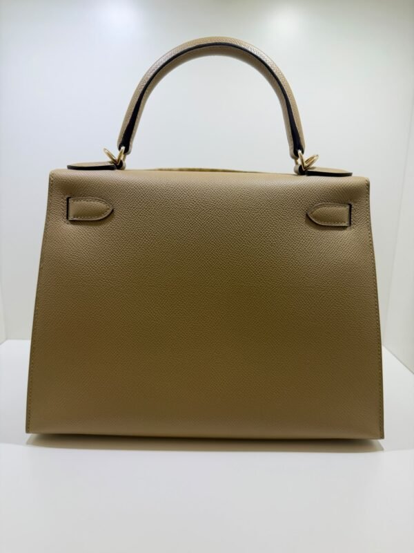 Hermès Kelly 28 sellier veau pellame epsom NUOVA 2026 seriale G color poussier hardware Permabrass full set con scatola Dustbug e scontrini fiscali.