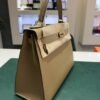 Hermès Kelly 28 sellier veau pellame epsom NUOVA 2026 seriale G color poussier hardware Permabrass full set con scatola Dustbug e scontrini fiscali.