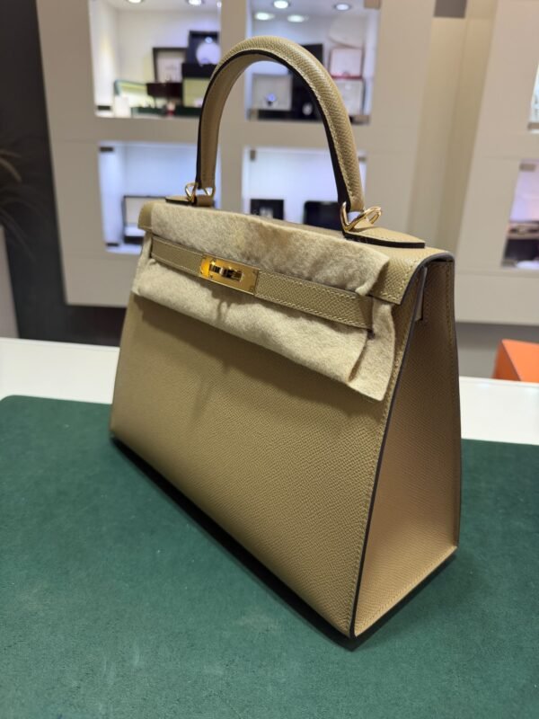 Hermès Kelly 28 sellier veau pellame epsom NUOVA 2026 seriale G color poussier hardware Permabrass full set con scatola Dustbug e scontrini fiscali.