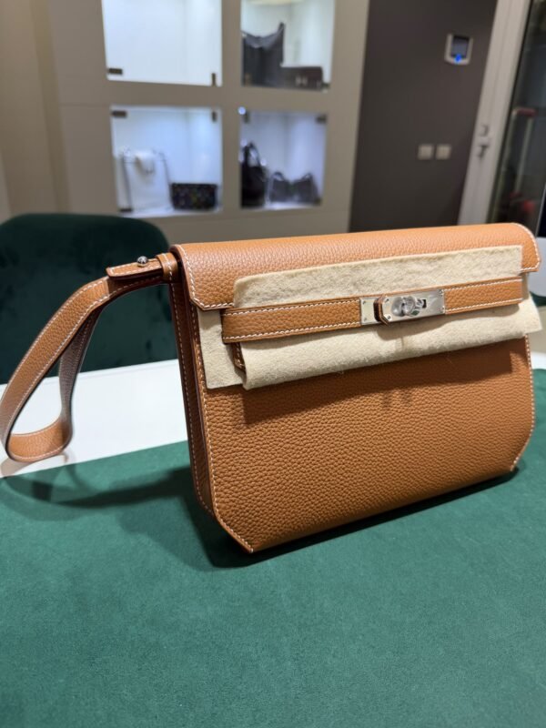 Hermès Kelly Dépêches 25 in Veau Togo colore Gold NUOVA 2026 hardware palladio full set con scontrino ufficiale Hermès