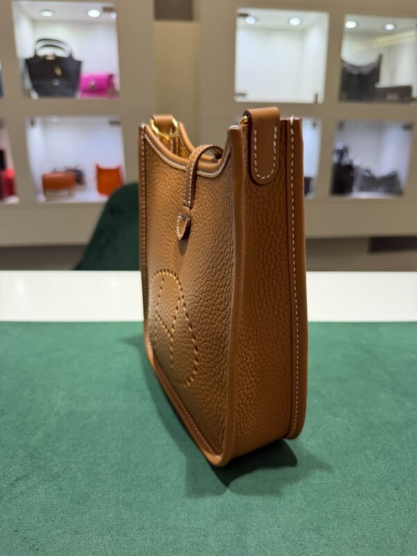 Hermès Évelyne 16 Amazone TPM in Taurillon Clémence colore Gold NUOVA 2026 hardware dorato full set con fattura ufficiale Hermès