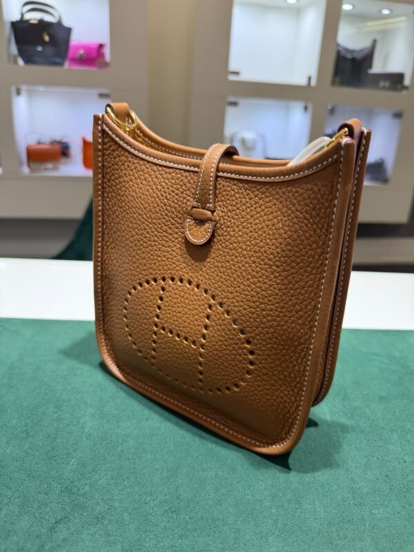 Hermès Évelyne 16 Amazone TPM in Taurillon Clémence colore Gold NUOVA 2026 hardware dorato full set con fattura ufficiale Hermès