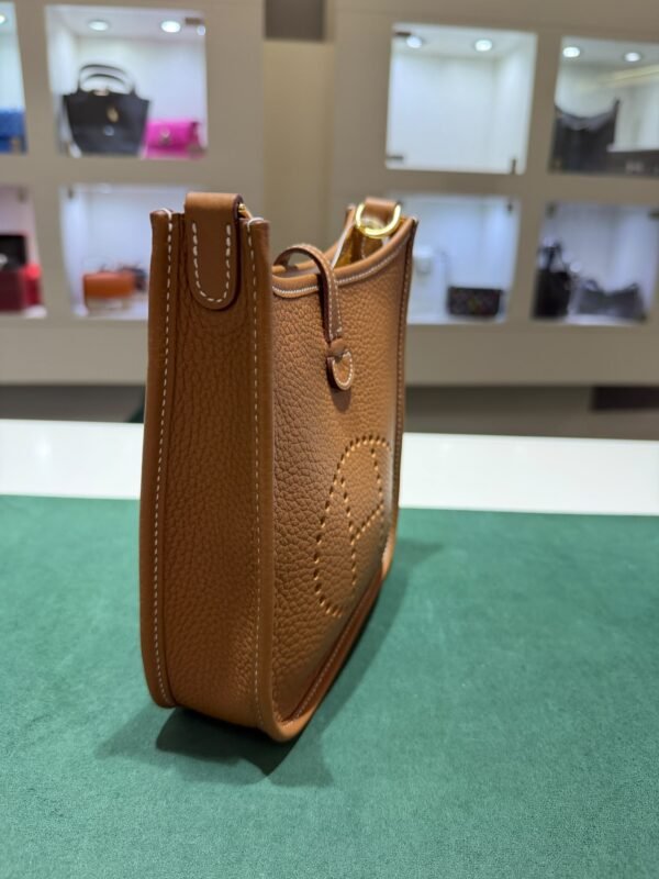 Hermès Évelyne 16 Amazone TPM in Taurillon Clémence colore Gold NUOVA 2026 hardware dorato full set con fattura ufficiale Hermès