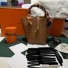 Hermès Picotin Lock 18 in Taurillon Clémence colore Gold NUOVA 2026 hardware dorato con Twilly Hermès tonalità Barenia, full set con scontrino