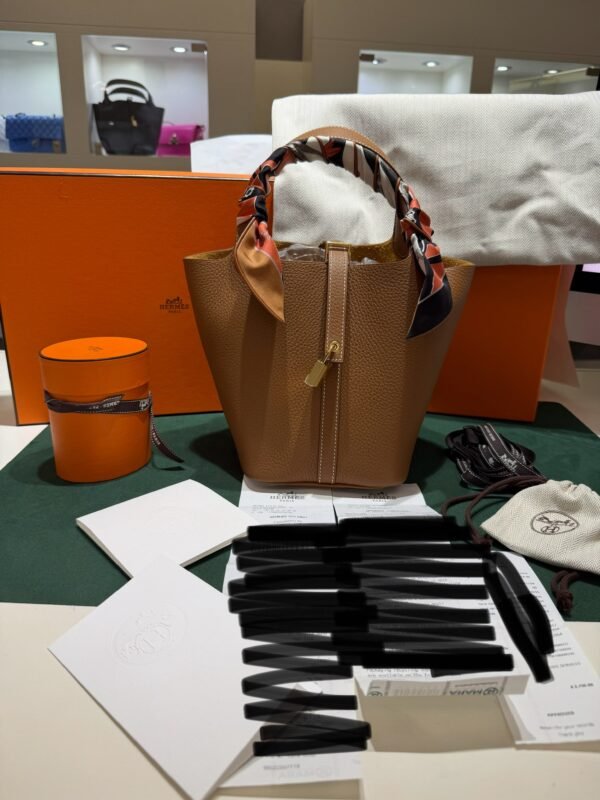 Hermès Picotin Lock 18 in Taurillon Clémence colore Gold NUOVA 2026 hardware dorato con Twilly Hermès tonalità Barenia, full set con scontrino