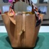 Hermès Picotin Lock 18 in Taurillon Clémence colore Gold NUOVA 2026 hardware dorato con Twilly Hermès tonalità Barenia, full set con scontrino