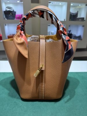 Hermès Picotin Lock 18 in Taurillon Clémence colore Gold NUOVA 2026 hardware dorato con Twilly Hermès tonalità Barenia, full set con scontrino