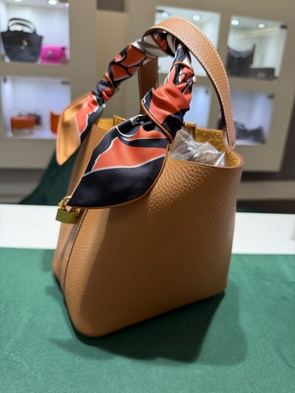 Hermès Picotin Lock 18 in Taurillon Clémence colore Gold NUOVA 2026 hardware dorato con Twilly Hermès tonalità Barenia, full set con scontrino