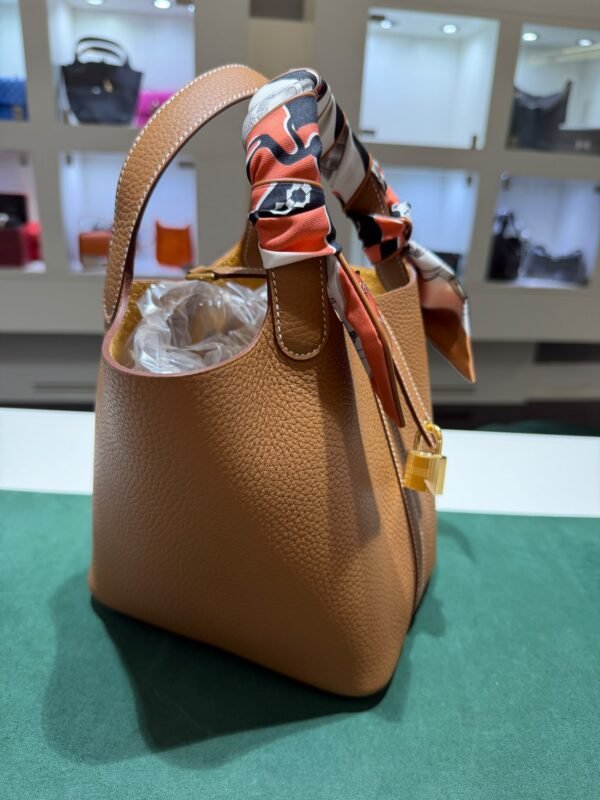 Hermès Picotin Lock 18 in Taurillon Clémence colore Gold NUOVA 2026 hardware dorato con Twilly Hermès tonalità Barenia, full set con scontrino