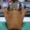 Hermès Picotin Lock 18 in Taurillon Clémence colore Gold NUOVA 2026 hardware dorato con Twilly Hermès tonalità Barenia, full set con scontrino