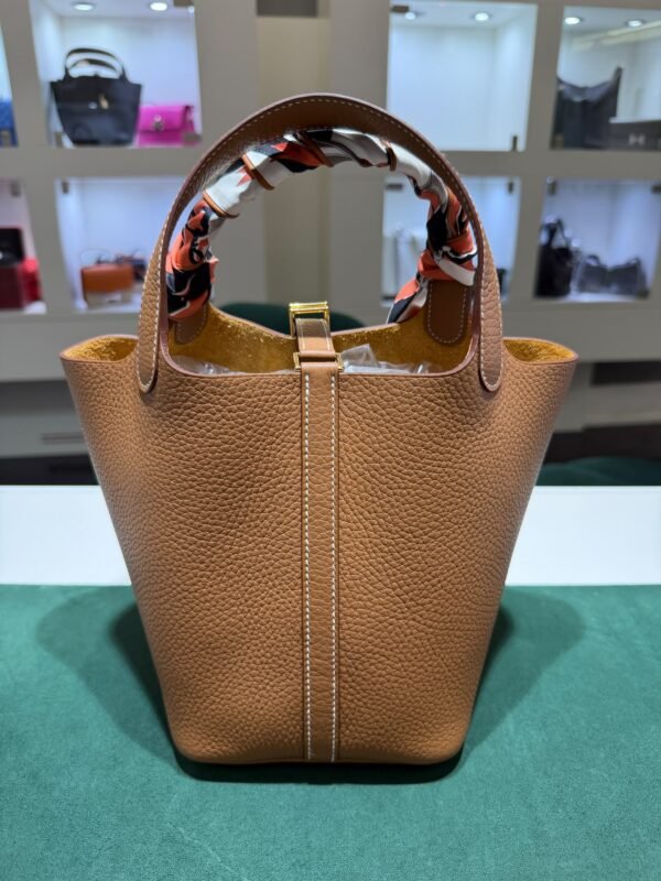 Hermès Picotin Lock 18 in Taurillon Clémence colore Gold NUOVA 2026 hardware dorato con Twilly Hermès tonalità Barenia, full set con scontrino