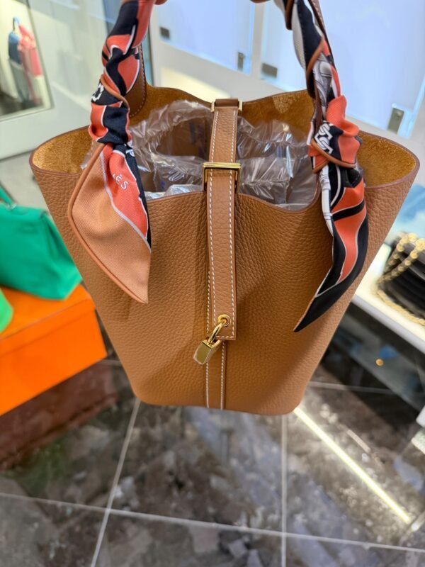 Hermès Picotin Lock 18 in Taurillon Clémence colore Gold NUOVA 2026 hardware dorato con Twilly Hermès tonalità Barenia, full set con scontrino