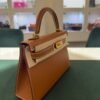 2352b486-61c2-4ec8-bd1a-a1b25f7e67d2 Hermès mini Kelly Sellier epsom color Gold ( marrone ) NUOVA 2026 Settembre seriale G hardware dorato