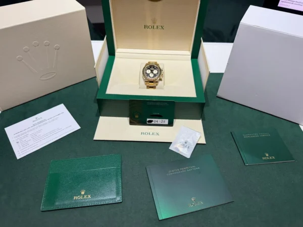 Rolex Daytona Black Diamond Dial Yellow Gold 18kt del 2025 Italia excellent condition full set