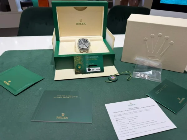 Rolex Oyster Perpetual quadrante nero del 2024 Italia full set excellent condition con documenti