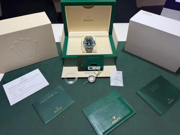 Rolex Submariner Date Starbucks del 2023 Italia full set top condition con documenti e scatola