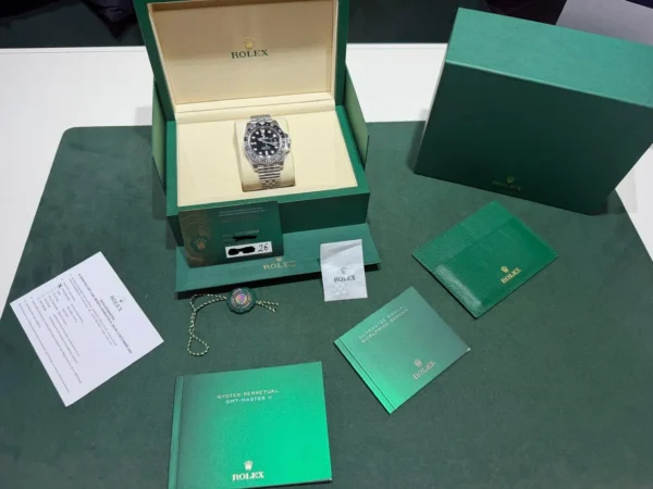 Rolex GMT-Master II 2026 Jubilee Bruce Wayne excellent condition full set con documenti scatola