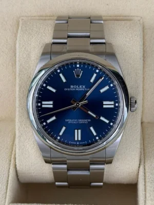 Rolex Oyster Perpetual 41mm Blu del 2024 Italia excellent condition con documenti e scatola