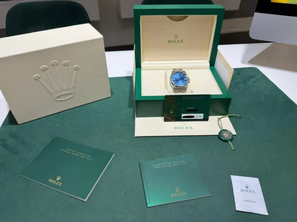 Rolex Oyster Perpetual 41mm Blu del 2024 Italia excellent condition con documenti e scatola