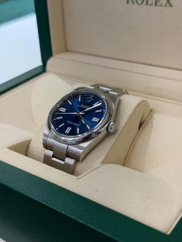 Rolex Oyster Perpetual 41mm Blu del 2024 Italia excellent condition con documenti e scatola