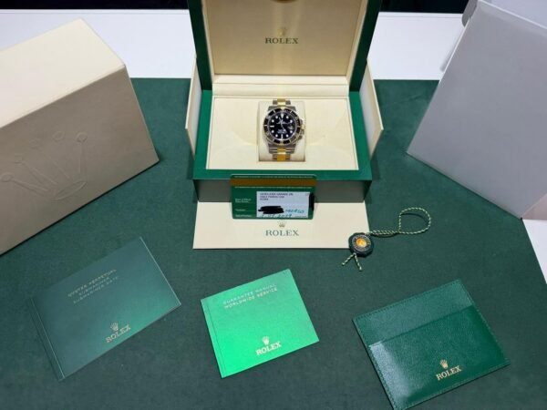 Rolex Submariner Date 40mm del 2019 Italia acciaio oro full set top condition con documenti