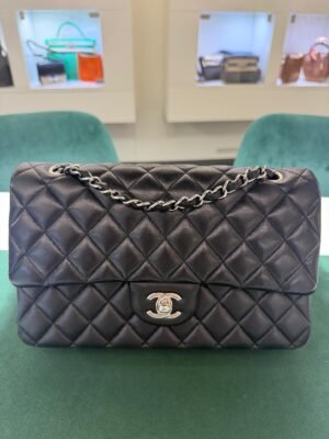 Prezzo di listino Chanel attuale: &euro;10.300 Chanel Classic Double Flap Bag Medium nera