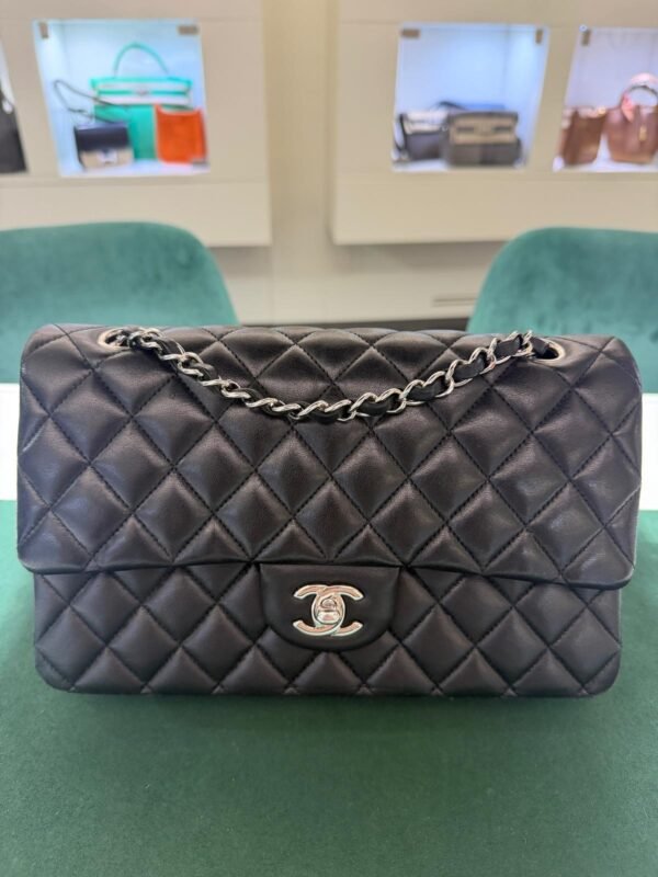 WhatsApp Image 2026-10-04 at 18.32.34 (1) Prezzo di listino Chanel attuale: €10.300 Chanel Classic Double Flap Bag Medium nera