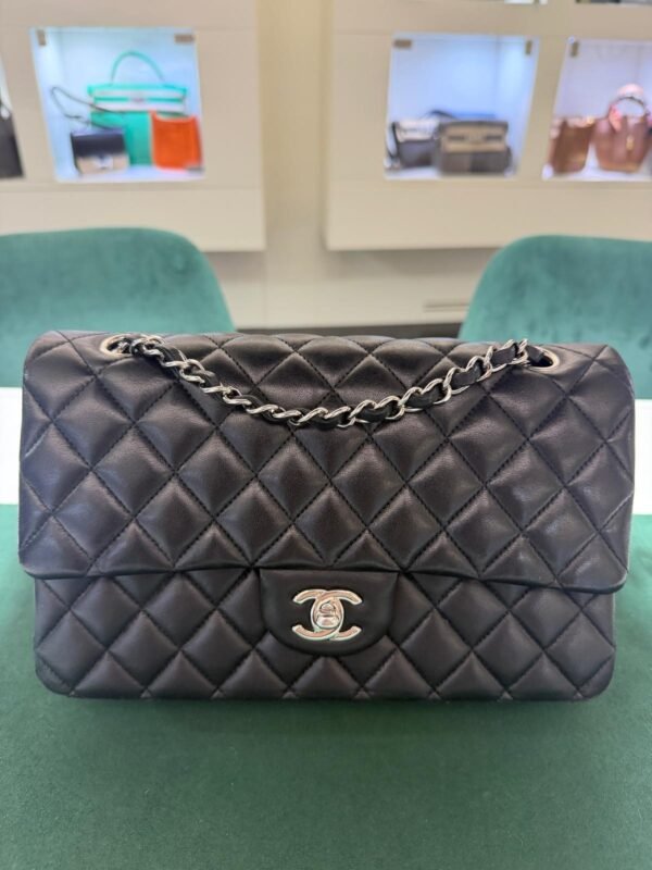WhatsApp Image 2026-10-04 at 18.32.34 (2) Prezzo di listino Chanel attuale: €10.300 Chanel Classic Double Flap Bag Medium nera