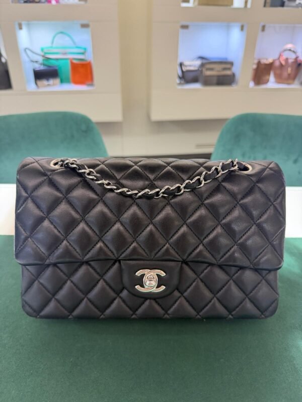 WhatsApp Image 2026-10-04 at 18.32.34 (3) Prezzo di listino Chanel attuale: €10.300 Chanel Classic Double Flap Bag Medium nera