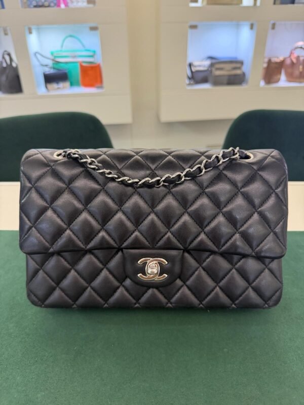 WhatsApp Image 2026-10-04 at 18.32.34 (4) Prezzo di listino Chanel attuale: €10.300 Chanel Classic Double Flap Bag Medium nera