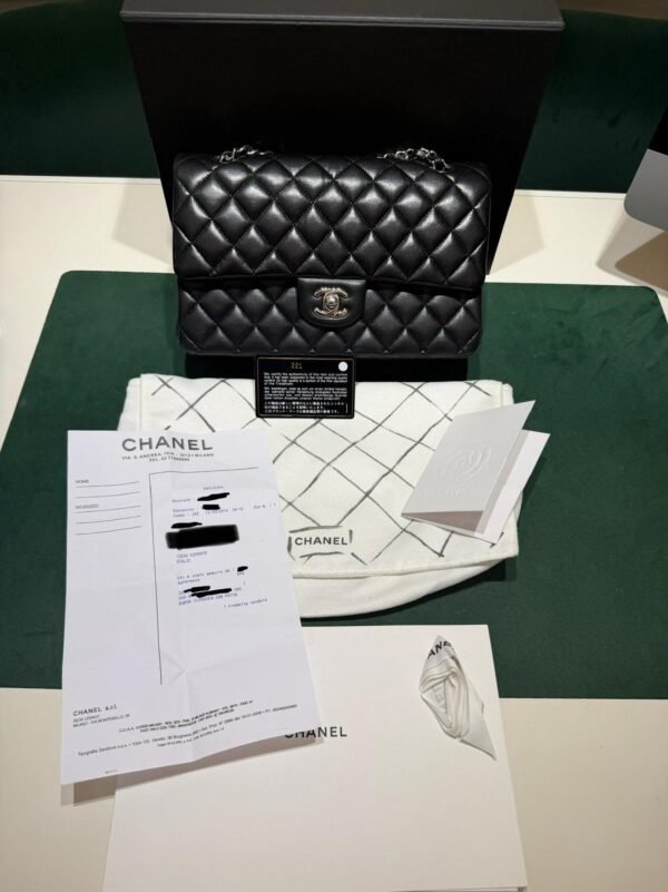WhatsApp Image 2026-10-04 at 18.32.34 Prezzo di listino Chanel attuale: €10.300 Chanel Classic Double Flap Bag Medium nera