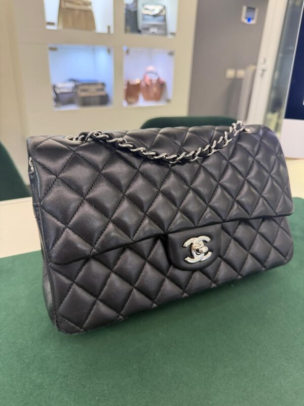 WhatsApp Image 2026-10-04 at 18.32.35 (1) Prezzo di listino Chanel attuale: €10.300 Chanel Classic Double Flap Bag Medium nera