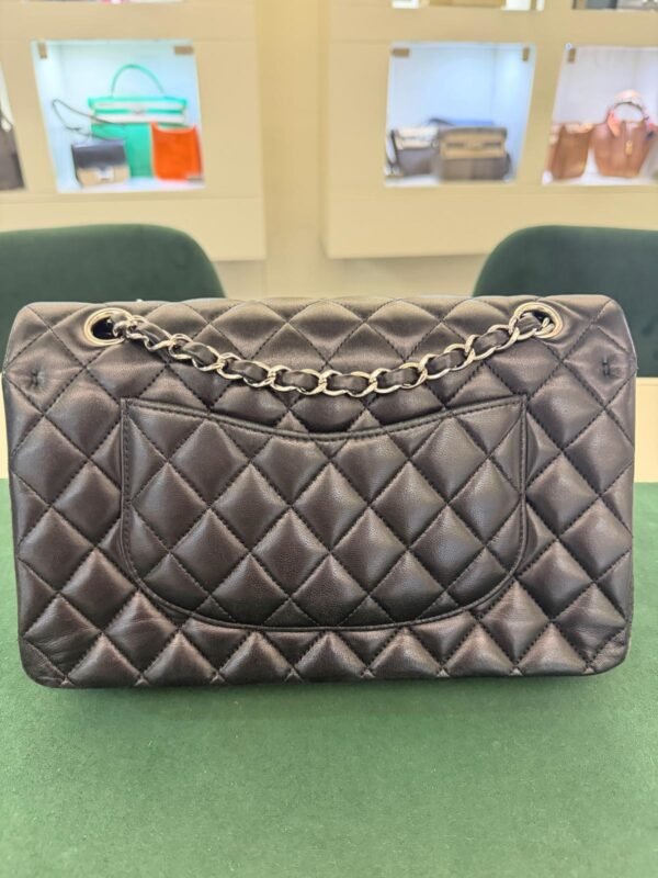 WhatsApp Image 2026-10-04 at 18.32.35 (2) Prezzo di listino Chanel attuale: €10.300 Chanel Classic Double Flap Bag Medium nera