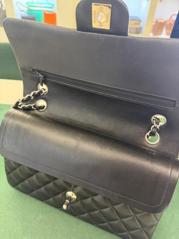 WhatsApp Image 2026-10-04 at 18.32.35 (3) Prezzo di listino Chanel attuale: €10.300 Chanel Classic Double Flap Bag Medium nera