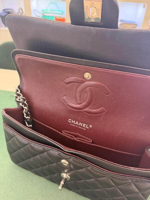 WhatsApp Image 2026-10-04 at 18.32.35 (4) Prezzo di listino Chanel attuale: €10.300 Chanel Classic Double Flap Bag Medium nera