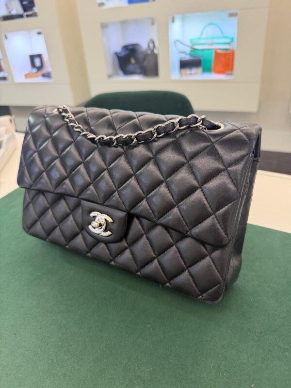 WhatsApp Image 2026-10-04 at 18.32.35 Prezzo di listino Chanel attuale: €10.300 Chanel Classic Double Flap Bag Medium nera
